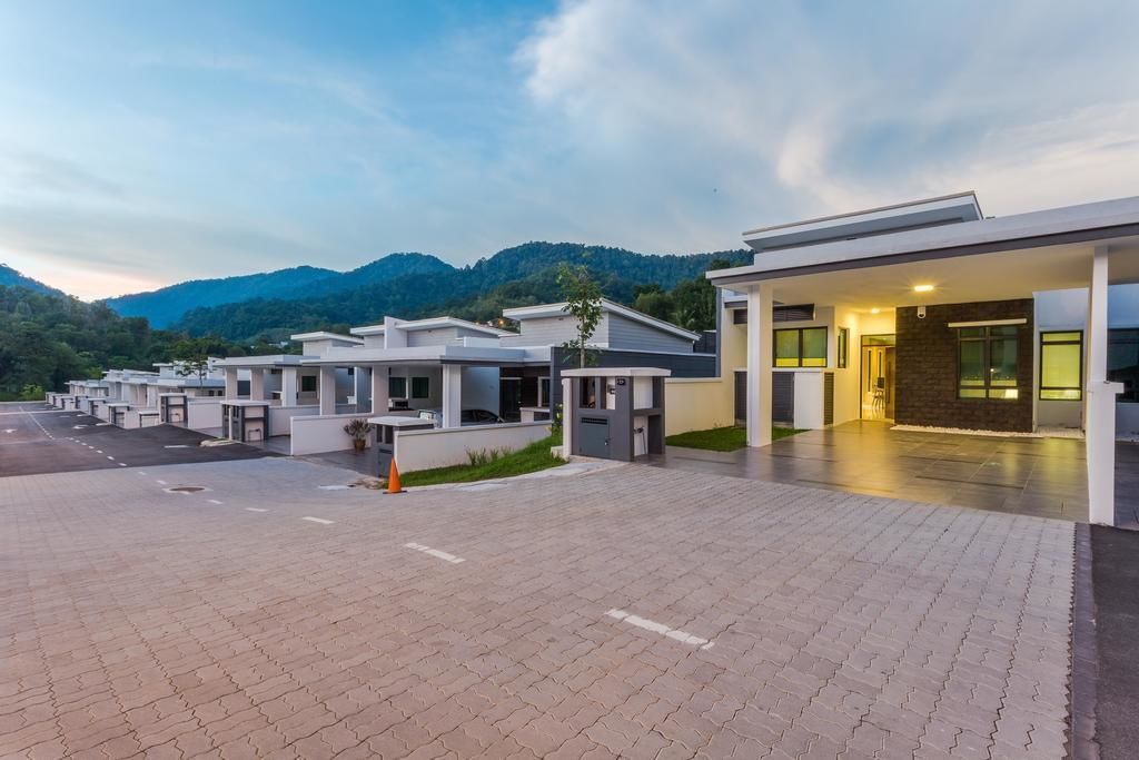 Ein modernes Hotel mit einer gepflasterten Auffahrt, die zu einem überdachten Eingang führt.