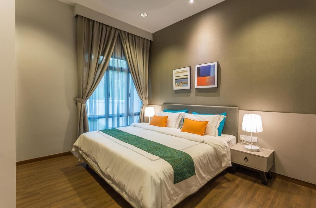 Habitación de hotel con una cama grande, dos mesitas de noche con lámparas, una ventana con cortinas y dos cuadros en la pared.