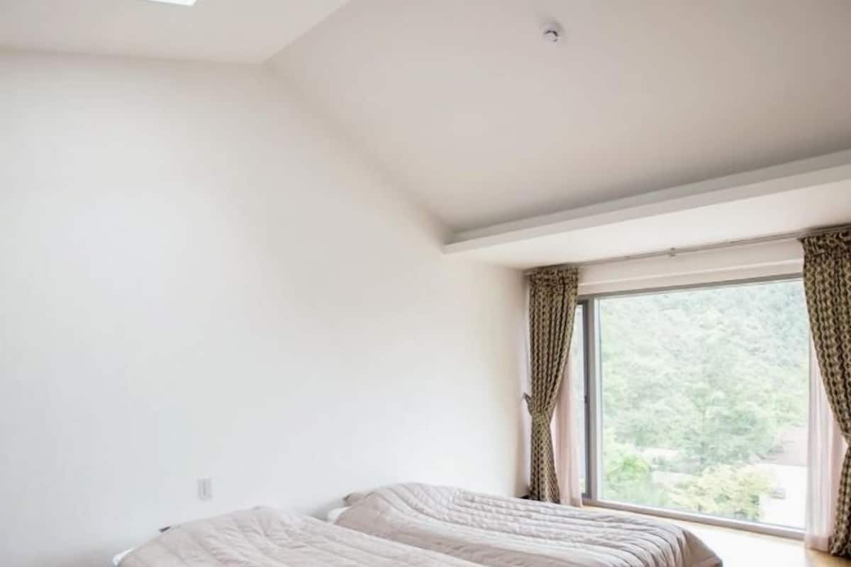 1 habitación, decoración personalizada, escritorio y ropa de cama