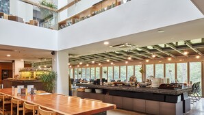 Eine moderne Küche mit Kochinsel, Bar und Sitzgelegenheiten für Gäste.