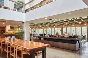 Se sirven desayunos, almuerzos y cocina local (con vistas al jardín) 