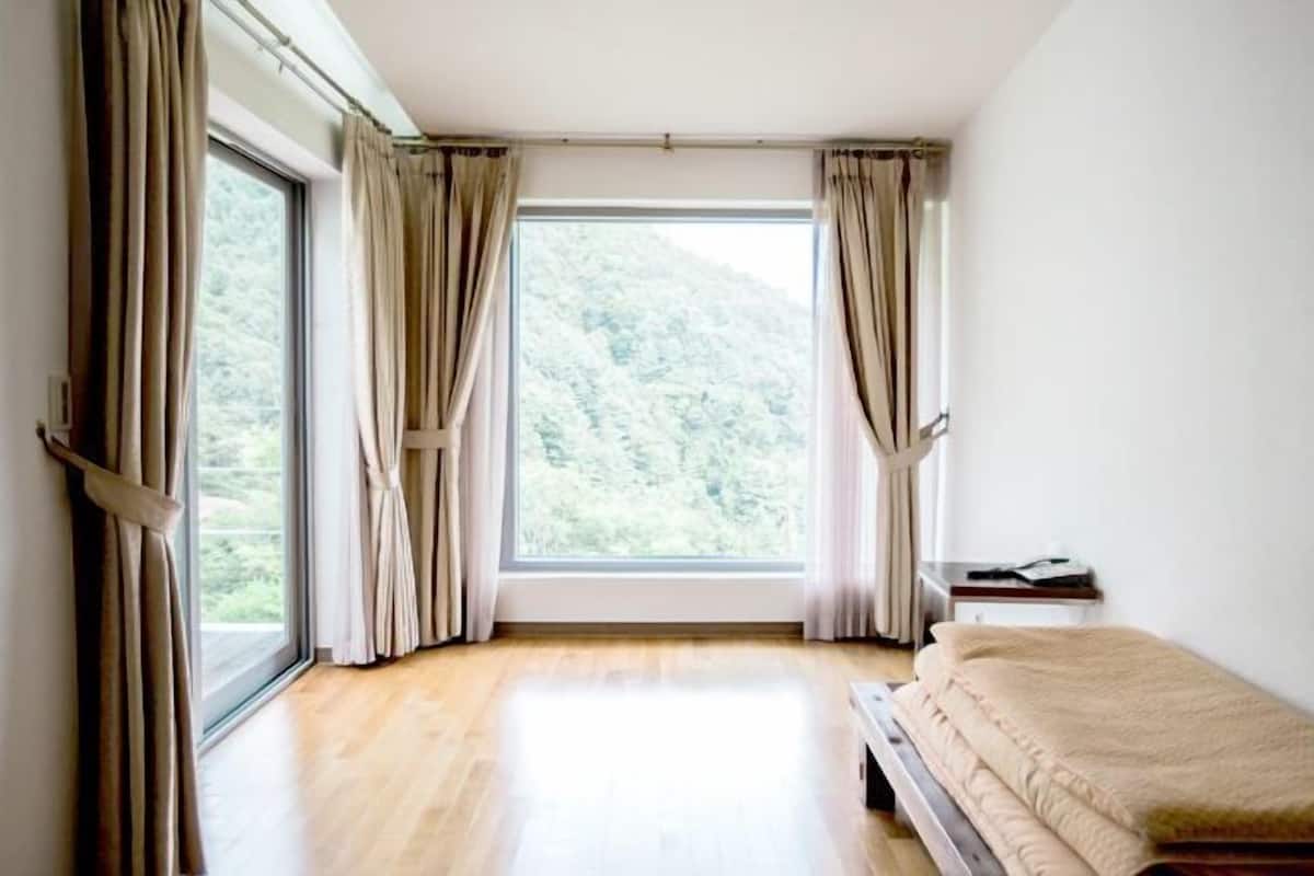 1 Schlafzimmer, individuell dekoriert, Schreibtisch, Bettwäsche