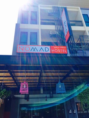 Front of property - NOMAD Hostel Krabi (Krabi)