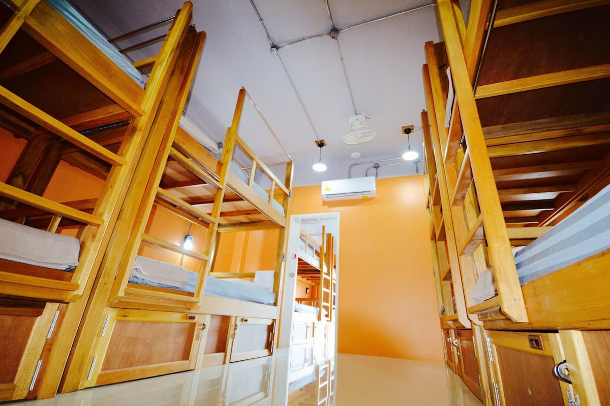 10-Bed Mixed Dormitory Room | Coffres-forts dans les chambres, Wi-Fi gratuit
