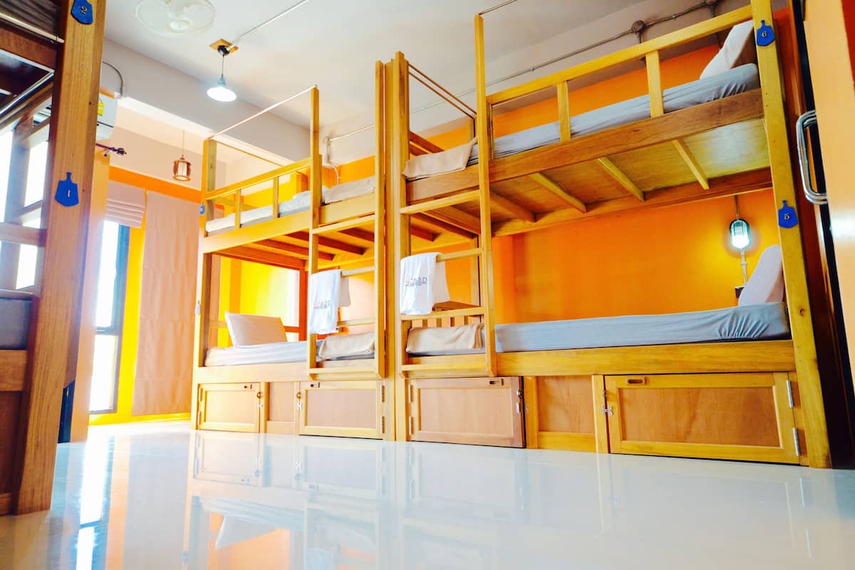 6-Bed Female Dormitory Room | Coffres-forts dans les chambres, Wi-Fi gratuit