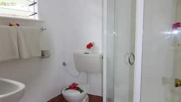 Dusche, kostenlose Toilettenartikel, Haartrockner, Handtücher
