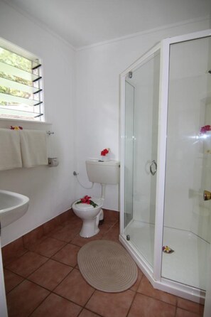 Shower, free toiletries, hair dryer, towels - Tongan Beach Resort (Utungake)