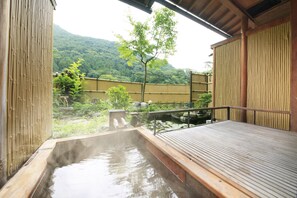 ห้องทราดิชันนัล (Japanese Style, Open-air Bath) | ห้องน้ำ | ของใช้ในห้องน้ำฟรี, ไดร์เป่าผม, โถสุขภัณฑ์แบบบิเดท์, ผ้าเช็ดตัว
