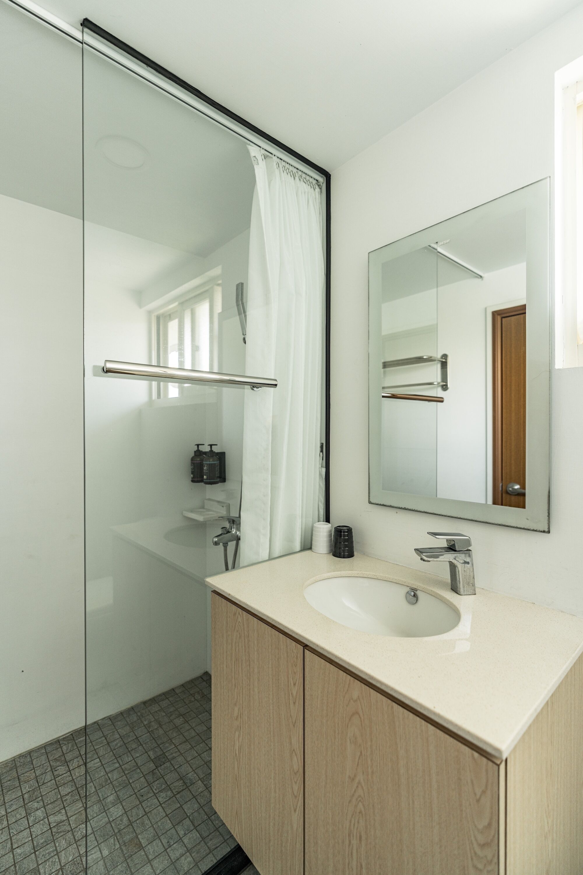 Signature Cabin | Bathroom | Combined shower/bathtub, deep-soaking bathtub, rainfall showerhead