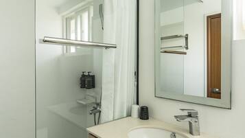 Signature Cabin | Bathroom | Combined shower/bathtub, deep-soaking bathtub, rainfall showerhead