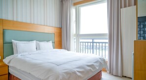 Chambre supérieure double, 1 grand lit | Couette en duvet, rideaux d’obscurcissement, accès au Wi-Fi (inclus)