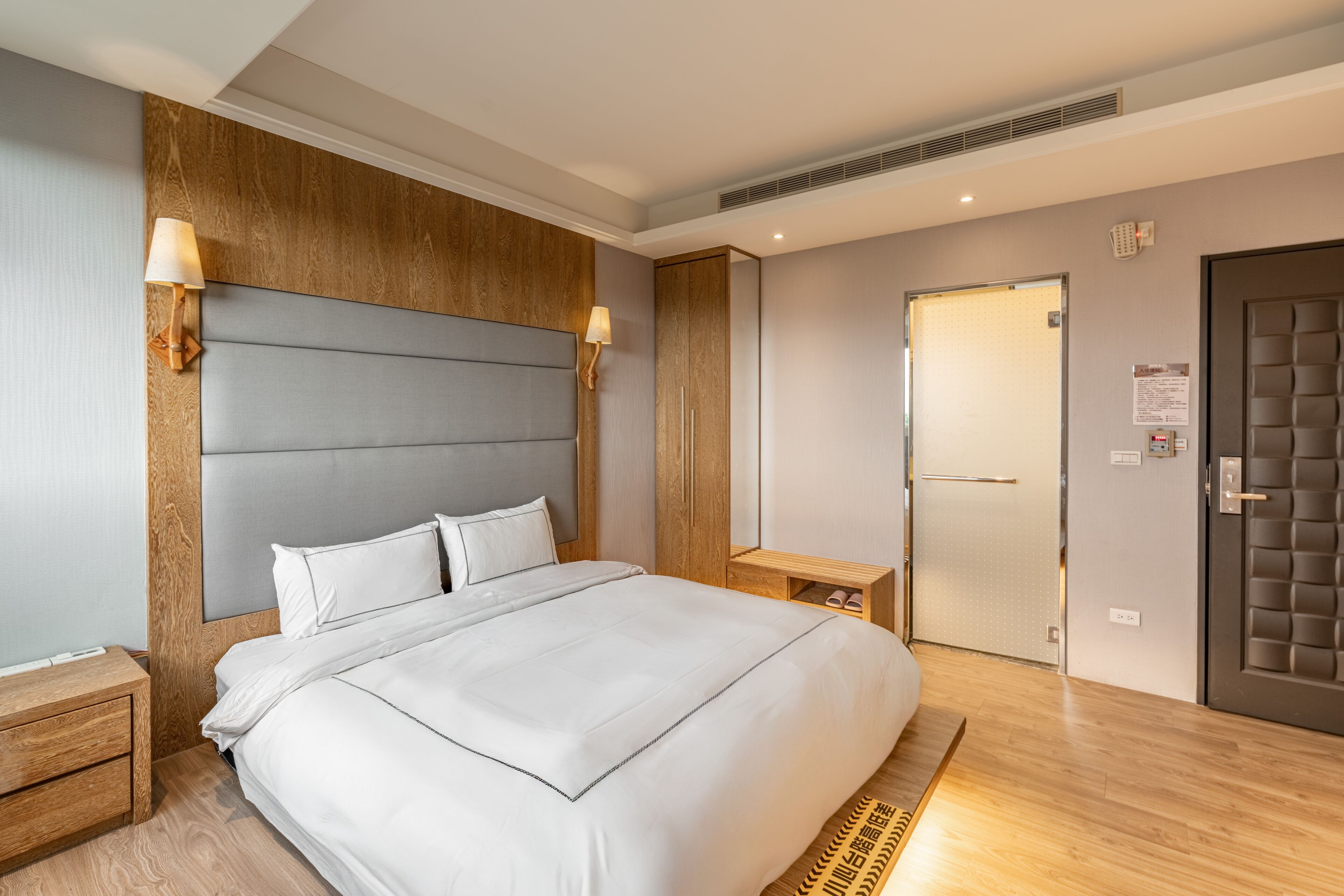 Elite Double Room, 1 Queen Bed | Down comforters, blackout drapes, WiFi (free), bed sheets