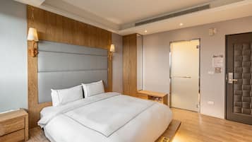 Elite Double Room, 1 Queen Bed | Down comforters, blackout drapes, WiFi (free), bed sheets