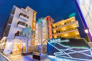 Façade de l’hébergement  – soirée/nuit