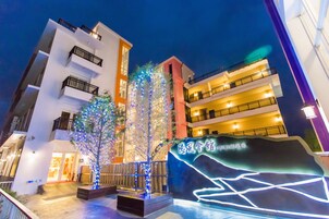 住宿正面 (夜晚)