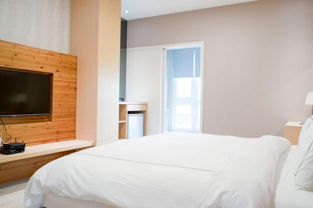 Habitación Deluxe, 1 cama de matrimonio, vistas a la montaña | Edredones de plumas, cortinas opacas, wifi gratis