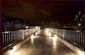 Façana frontal de l'allotjament (vespre/nit)