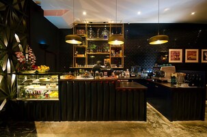 供应午餐和晚餐，本地与国际菜