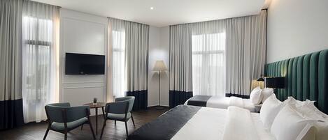 Family Room | Desk, soundproofing, iron/ironing board, free WiFi