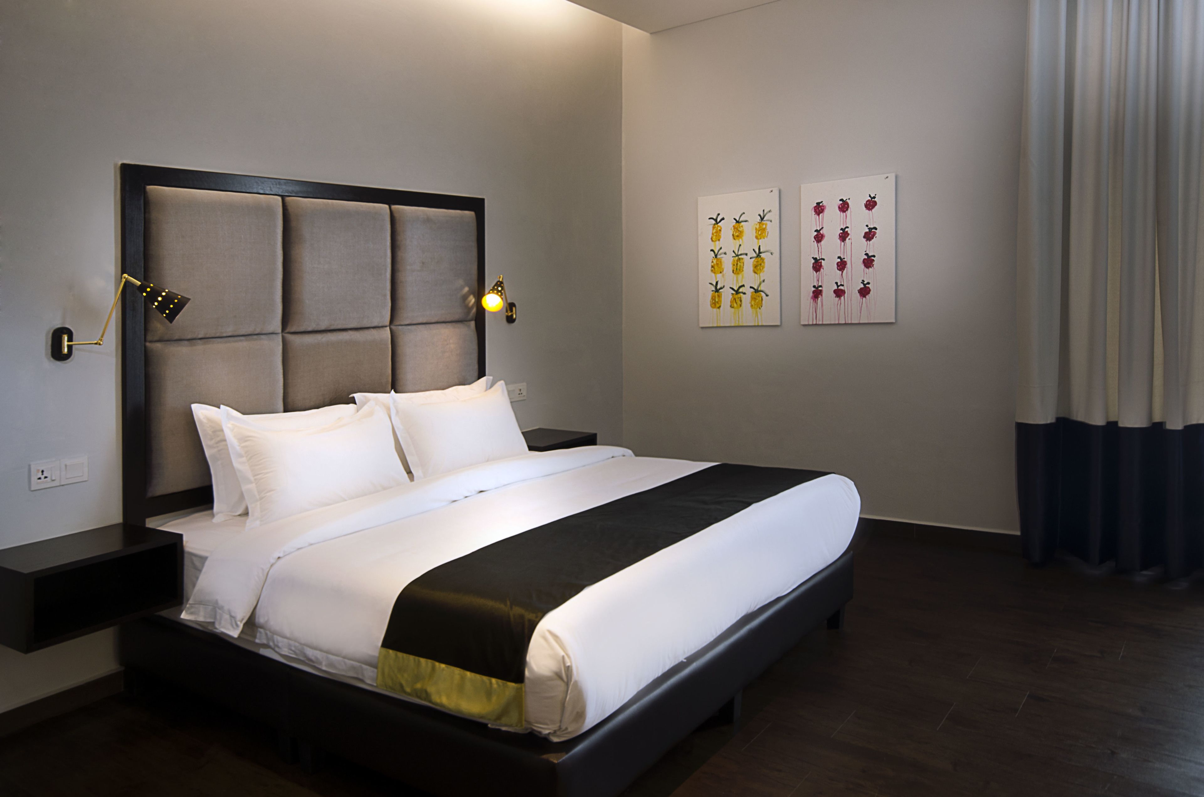 deluxe room, 1 king bed | 1 bedroom, desk, soundproofing, iron/ironing board