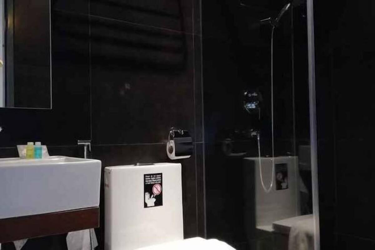 Badkamer | Een douche, gratis toiletartikelen, een haardroger, handdoeken
