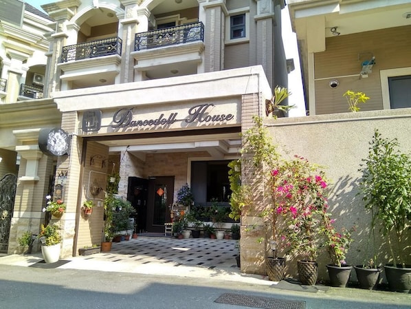 Pintu masuk hartanah