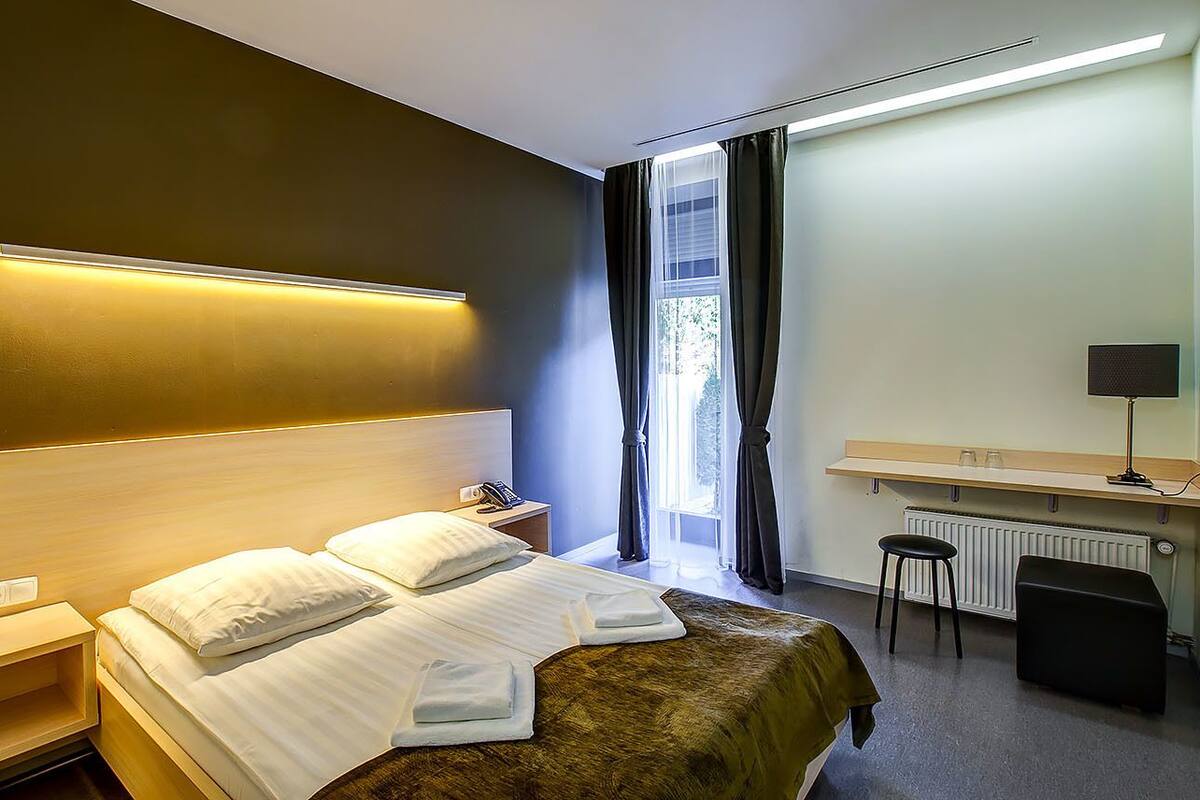 Kamar Double Comfort, 1 Tempat Tidur Double, pemandangan halaman | 1 kamar tidur, ruang kerja ramah laptop, dan kedap suara