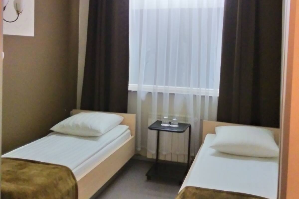 Kamar Twin Basic | 1 kamar tidur, ruang kerja ramah laptop, dan kedap suara