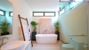 Villa, privat basseng | Bad | Separat badekar og dusj, hårføner og håndklær