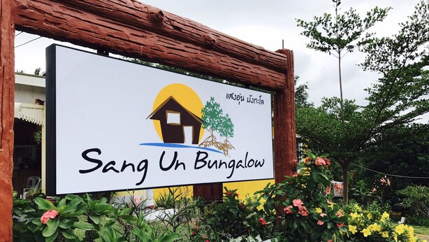 A sign for Sang Un Bungalow with a house and tree graphic. - Sang Un Bungalow (Ko Yao)