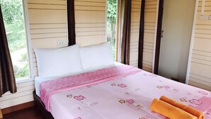 A bedroom with a bed, a window, and a door. - Sang Un Bungalow (Ko Yao)