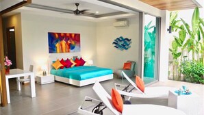 Un dormitorio moderno con cama, escritorio y silla. Se ve un ventanal grande con plantas afuera.