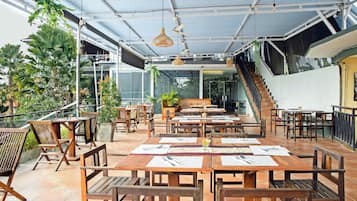 Petit déjeuner, déjeuner et dßner servis sur place, vue sur la piscine