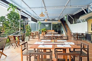 Petit déjeuner, déjeuner et dîner servis sur place, vue sur la piscine