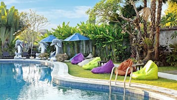 Açık yüzme havuzu, havuz şemsiyeleri, şezlonglar