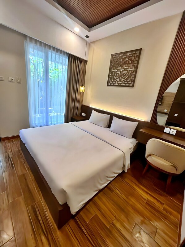Habitación estándar | Ropa de cama de alta calidad, minibar, caja fuerte y escritorio
