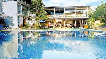 Piscina externa, guarda-sóis, espreguiçadeiras