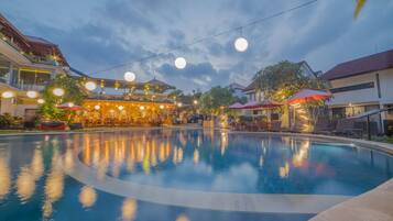 Piscine extérieure, chaises longues