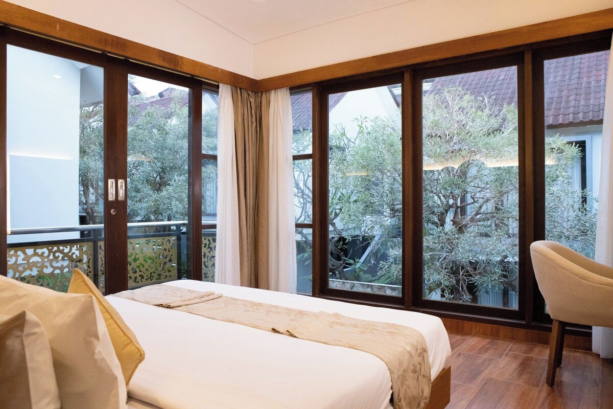 Premium bedding, minibar, in-room safe, desk