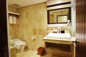 Quarto executivo | Banheiro | Chuveiro, produtos de toalete grátis, chinelos, toalhas de banho