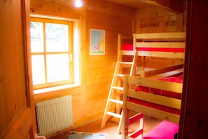 Apartamento, 2 quartos, sacada, vista para a colina | Quarto temático infantil