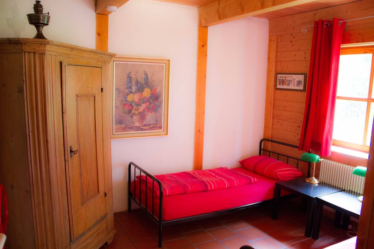 Departamento, 2 habitaciones, balcón, vista a la colina | 1 habitación, cunas gratuitas, wifi gratis y ropa de cama