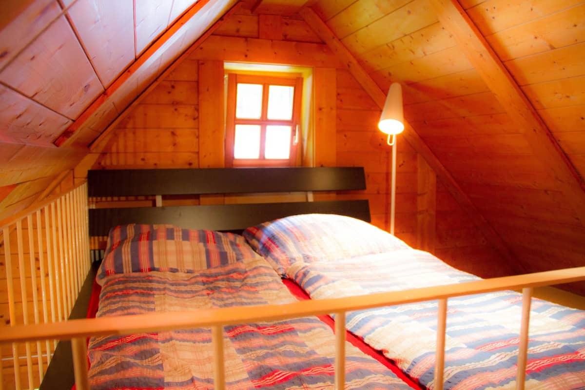 Departamento, 2 habitaciones, vista a la colina | 1 habitación, cunas gratuitas, wifi gratis y ropa de cama
