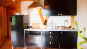 Lejlighed - 2 soveværelser - balkon - bakkeudsigt | Privat køkken | Kaffe-/temaskine, køleskab/fryser i fuld størrelse, ovn, kogeplade