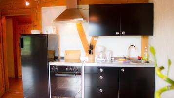 Departamento, 2 habitaciones, balcón, vista a la colina | Cocina privada | Refrigerador con congelador, horno y parrilla de estufa