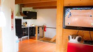 Lejlighed - 3 soveværelser - terrasse - bakkeudsigt | Privat køkken | Kaffe-/temaskine, køleskab/fryser i fuld størrelse, ovn, kogeplade