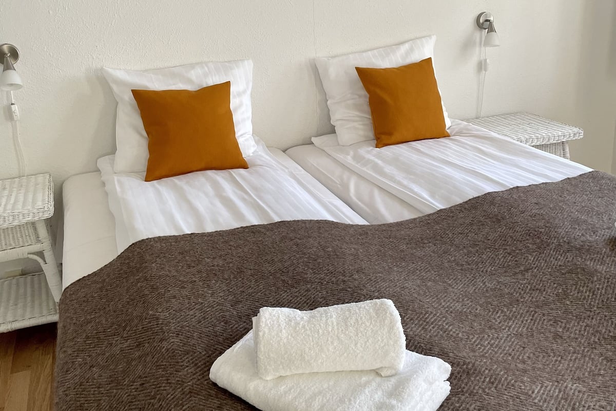 Habitación triple familiar, 2 habitaciones, no fumadores | Ropa de cama de alta calidad, escritorio, wifi gratis y ropa de cama