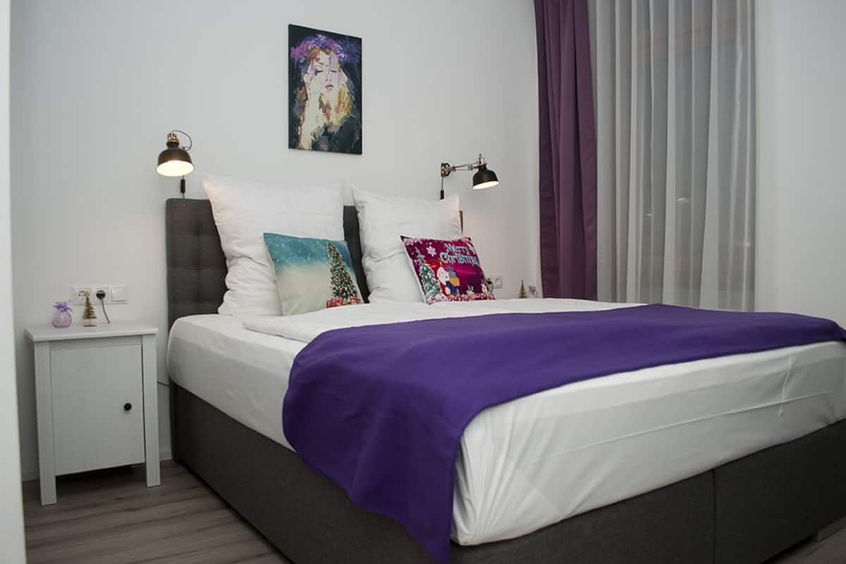 Tweepersoonskamer (Nostalgie) | Luxe beddengoed, bedden met traagschuimmatrassen, een bureau