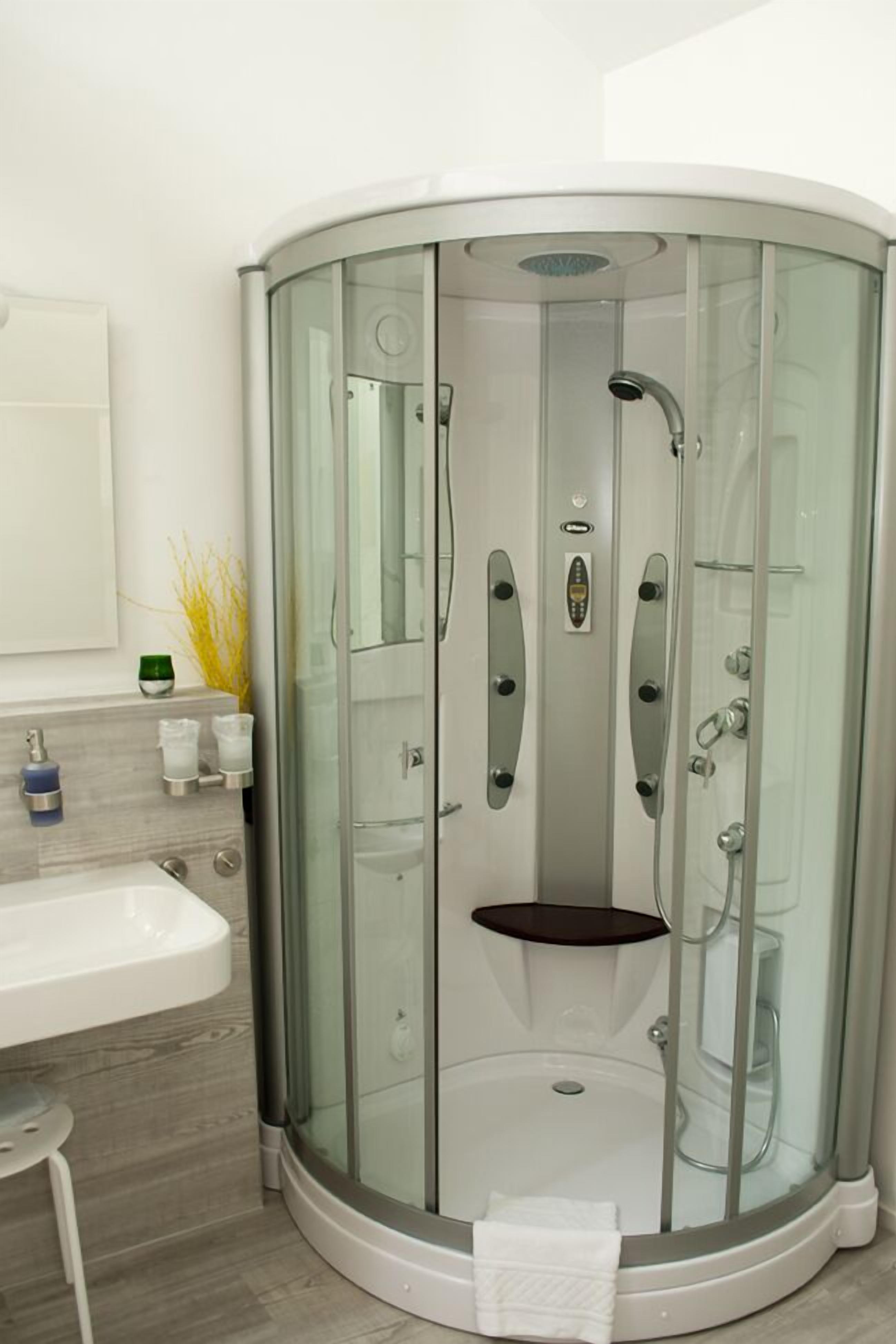 suite (residence) | bathroom | shower, free toiletries, hair dryer, towels