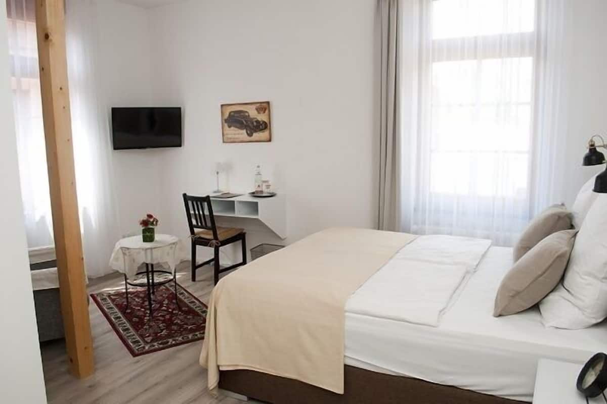 Luxe beddengoed, bedden met traagschuimmatrassen, een bureau